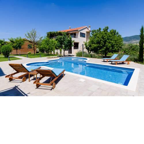 Villa with heated pool