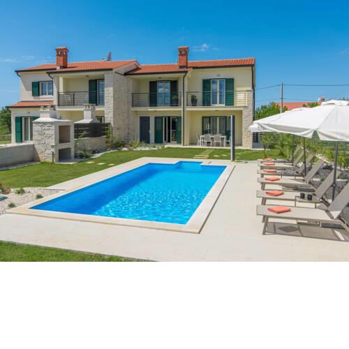 Villa with private pool in a quiet location with garden and grill