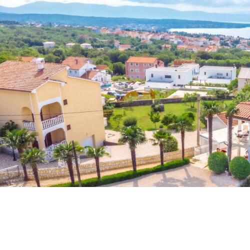 Villa with seperate Apartment and big yard