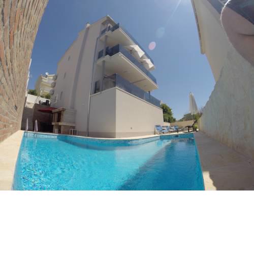 Apartmani with swimming pool