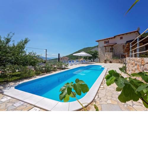 Lovely Villa in Brsec with Swimming Pool