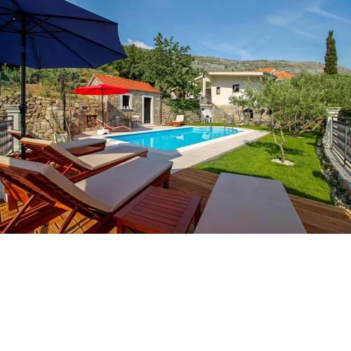 Visak Villa Sleeps 10 Pool Air Con WiFi