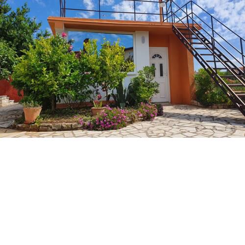 Vita Studio with Garden and Private Parking