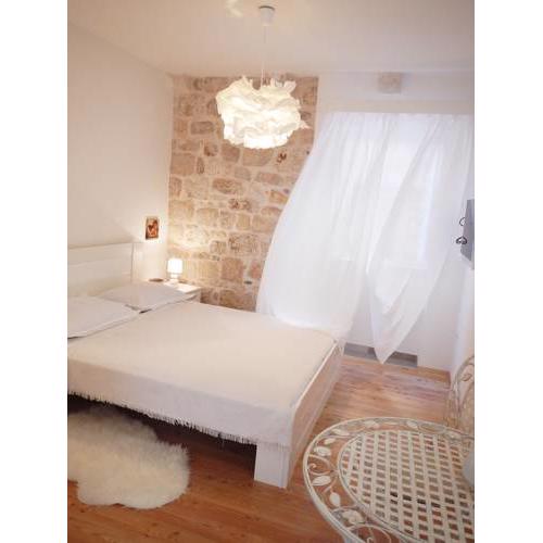Vitamin SEA Room in Vis town