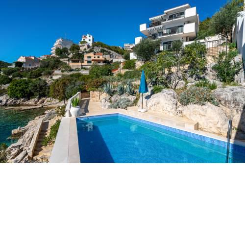 Voluja Villa Sleeps 12 Pool Air Con