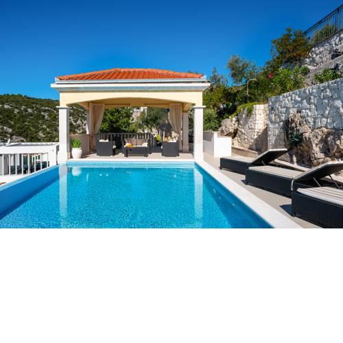 Voluja Villa Sleeps 7 Pool Air Con WiFi