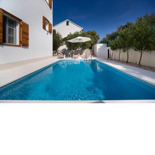 Voluja Villa Sleeps 8 Pool Air Con WiFi