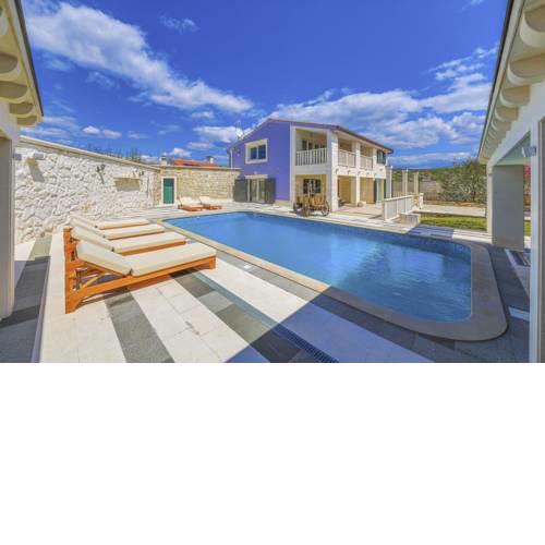 Vranjic Villa Sleeps 8 with Pool Air Con and WiFi