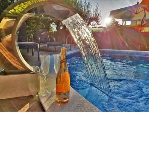 Wawe Lux Holiday Home with pool