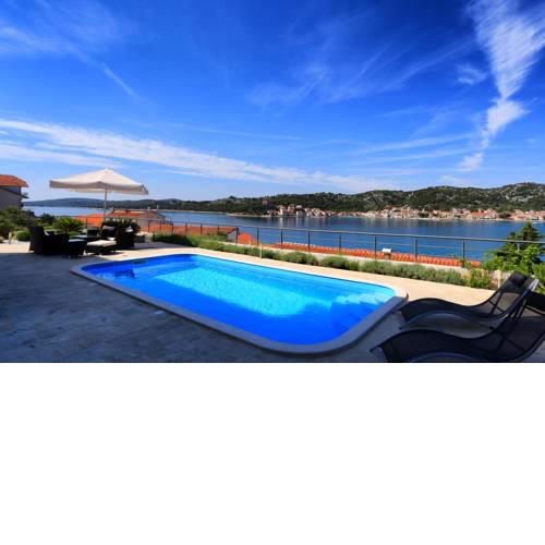'White House' luxury seafront apartment with pool