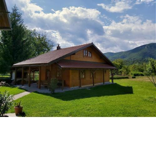 WOODEN HOUSE Pia