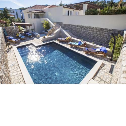 Zavrelje Villa Sleeps 8 Pool WiFi