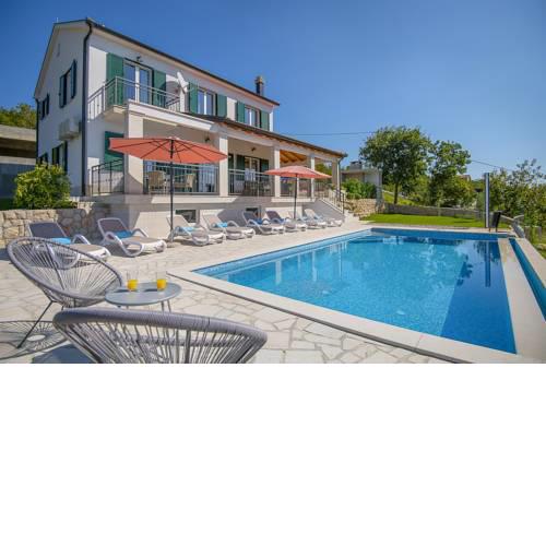 Zdilari Villa Sleeps 9 Pool Air Con WiFi