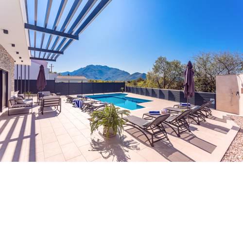 Zezevica Villa Sleeps 8 with Pool Air Con and WiFi
