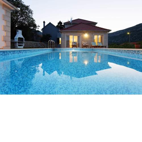 Zupa Villa Sleeps 6 Pool Air Con WiFi