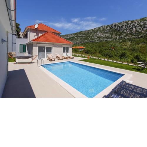 Zupa Villa Sleeps 6 Pool Air Con WiFi