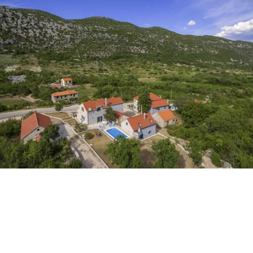Zupa Villa Sleeps 8 Pool Air Con WiFi