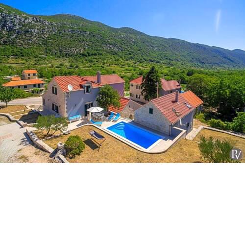Zupa Villa Sleeps 8 with Pool and Air Con
